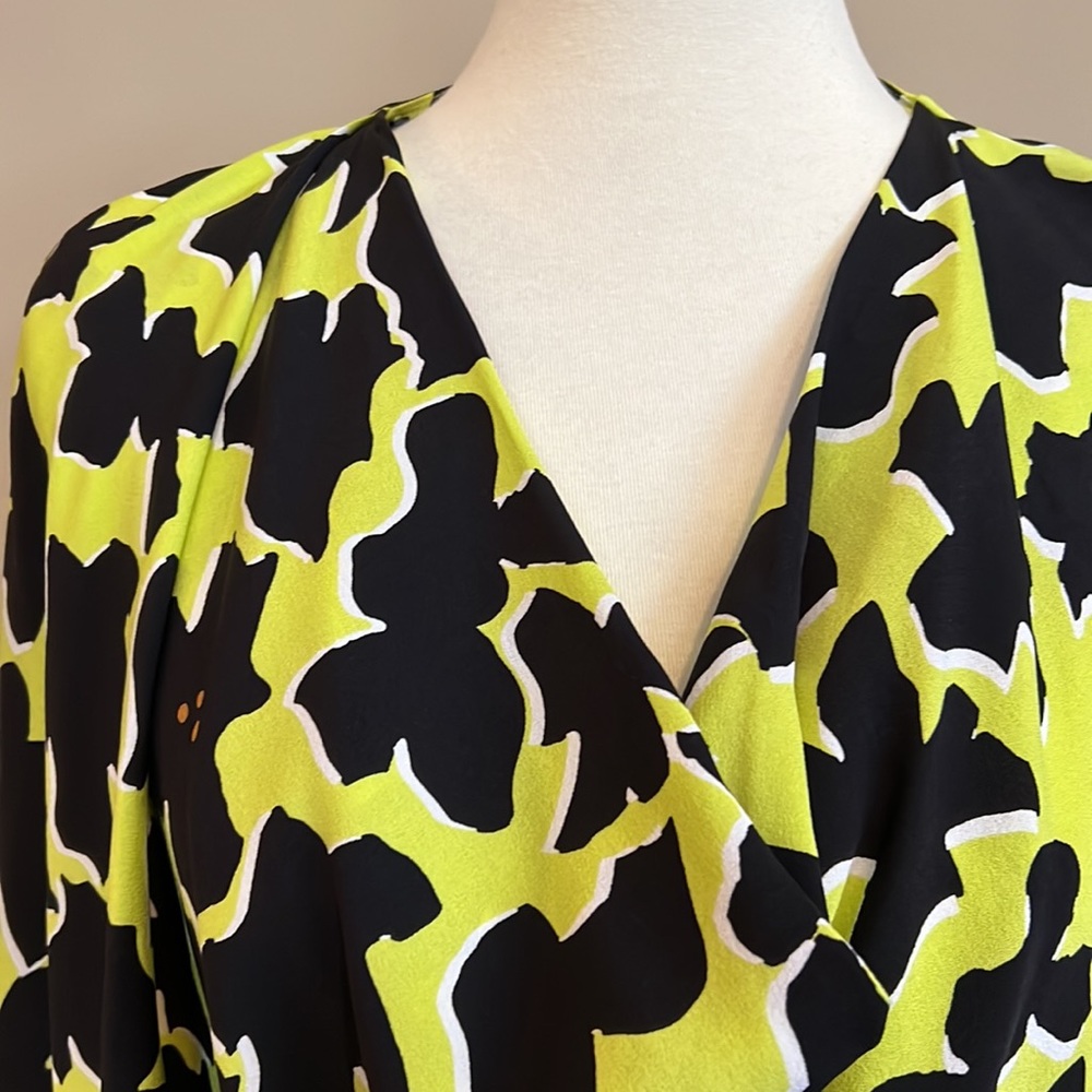 Diane Von Furstenberg Silk Blouse with Drape Neck Theresa Print Dolman Sleeve - Picture 3 of 12